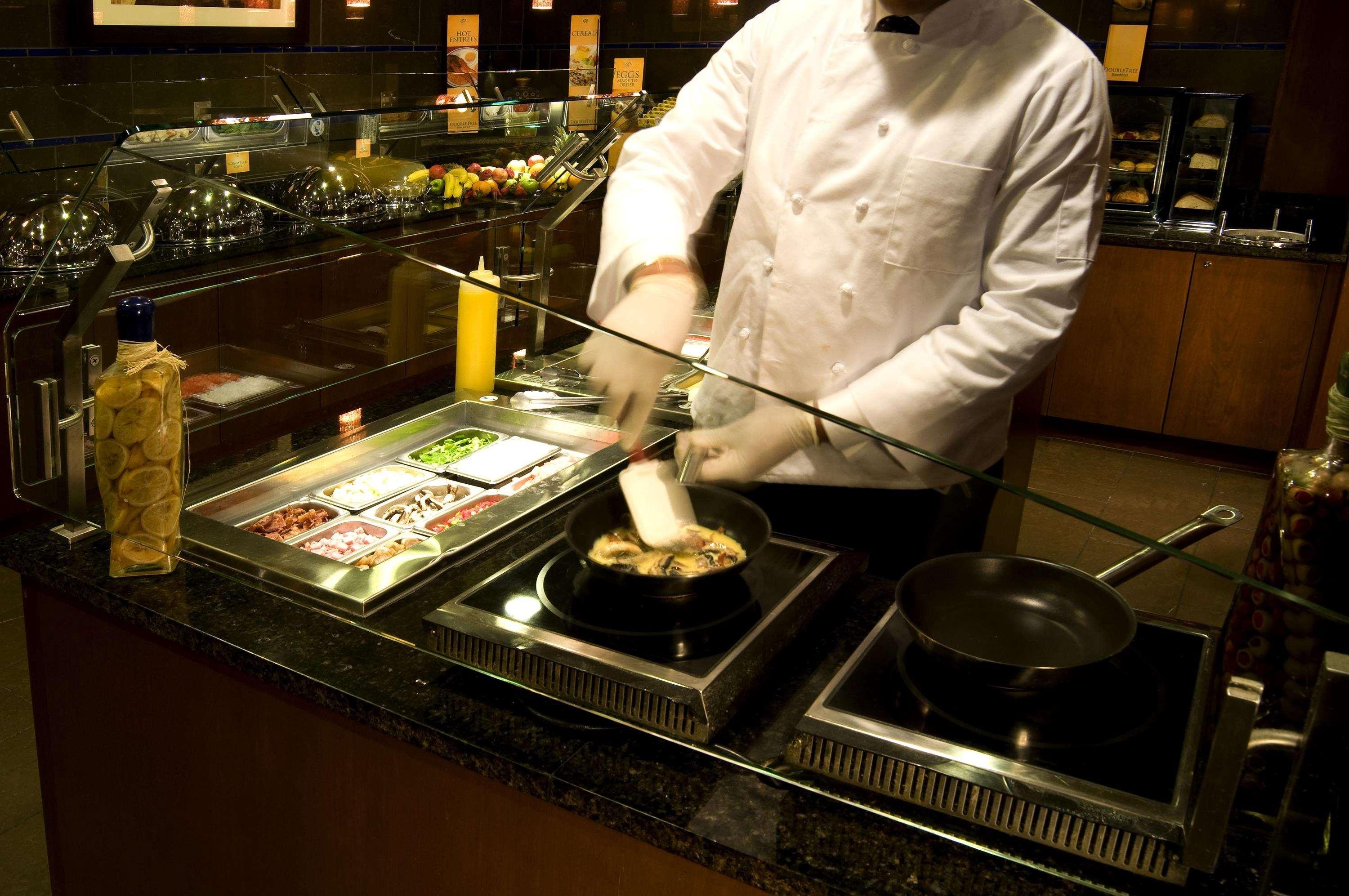 Hotel Doubletree By Hilton Norwalk Restaurante foto