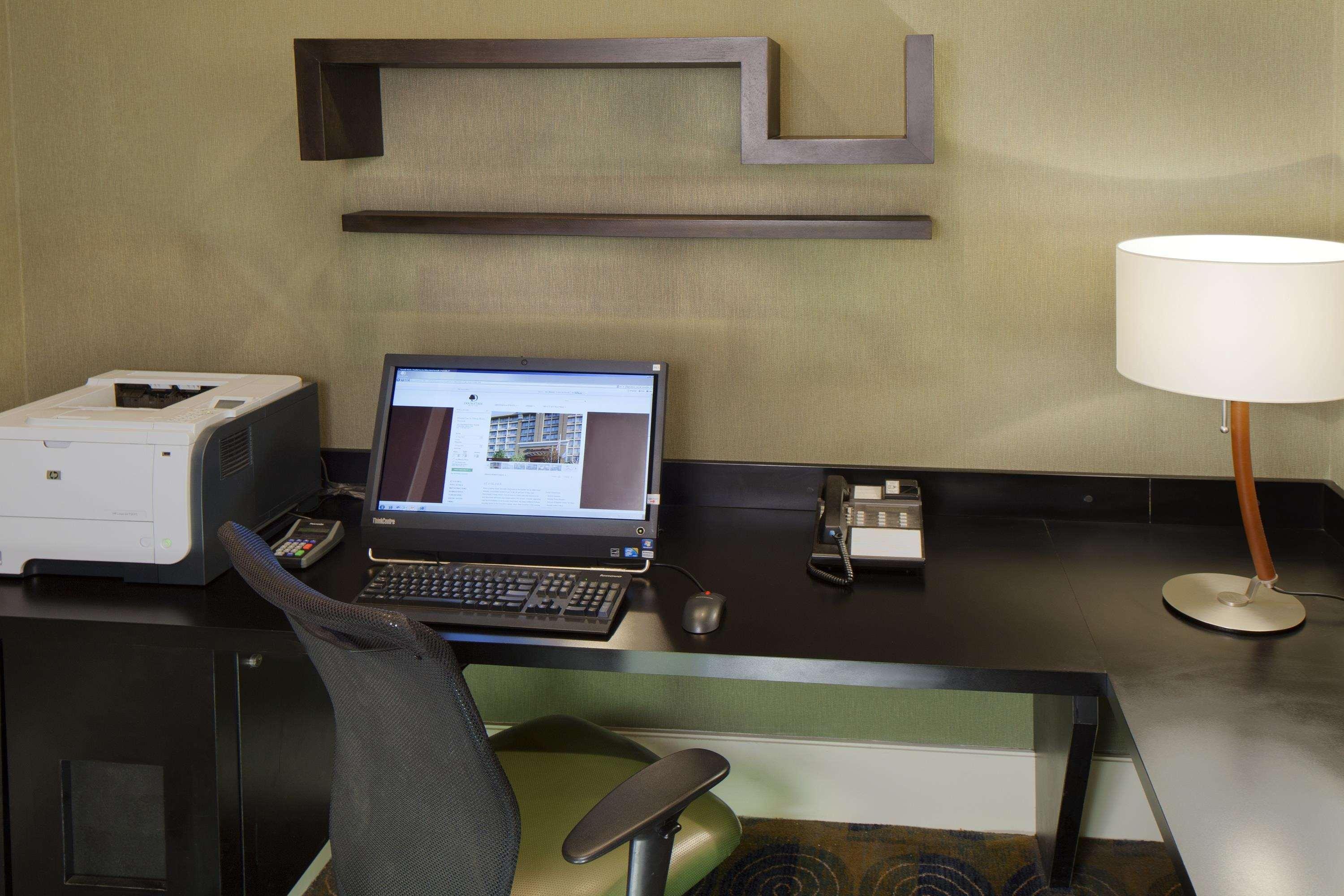 Hotel Doubletree By Hilton Norwalk Facilidades foto