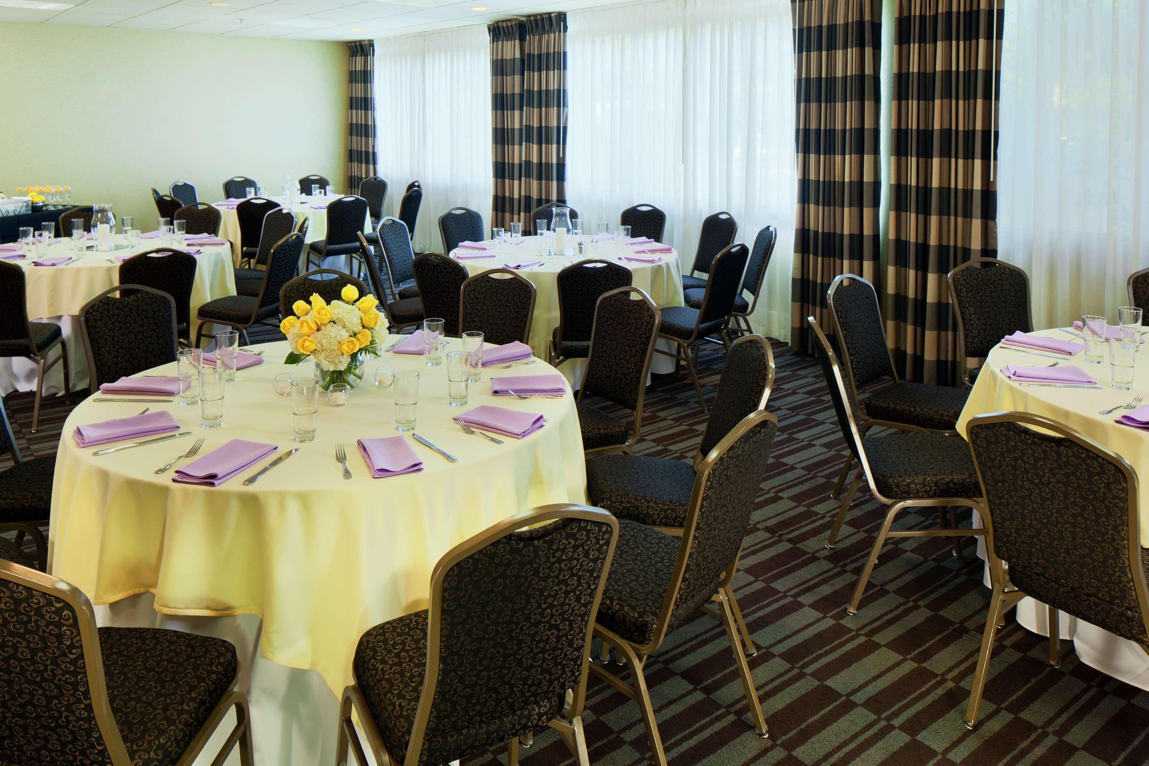 Hotel Doubletree By Hilton Norwalk Restaurante foto