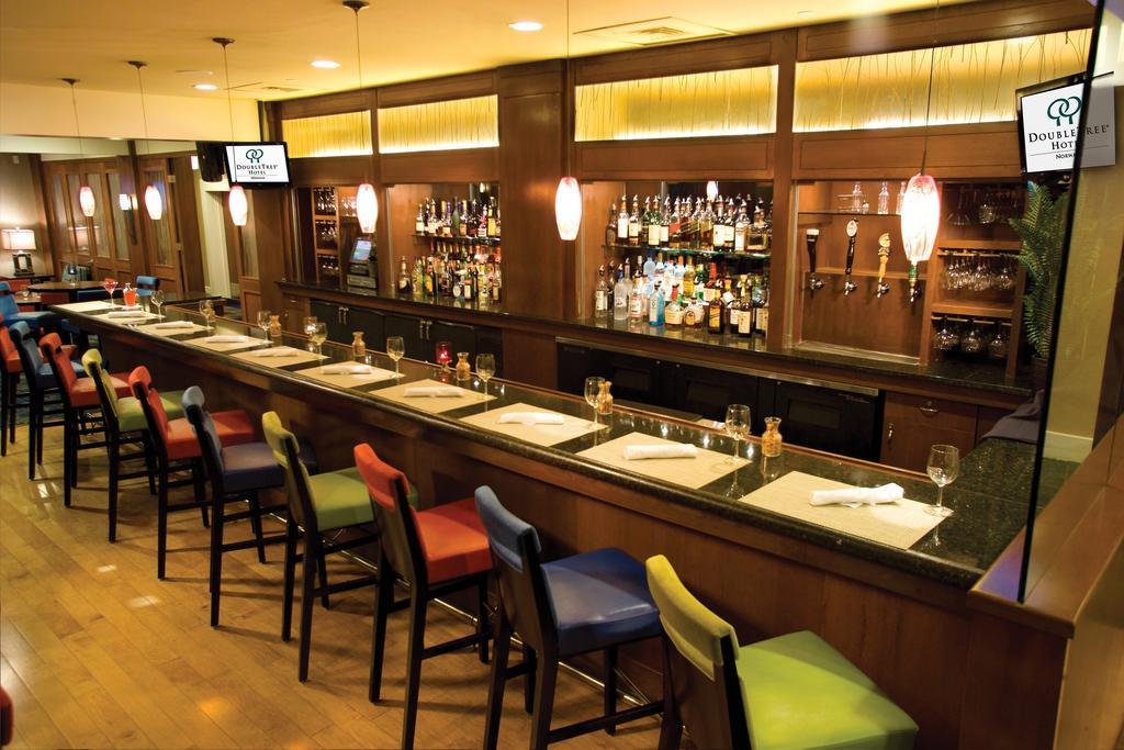 Hotel Doubletree By Hilton Norwalk Restaurante foto